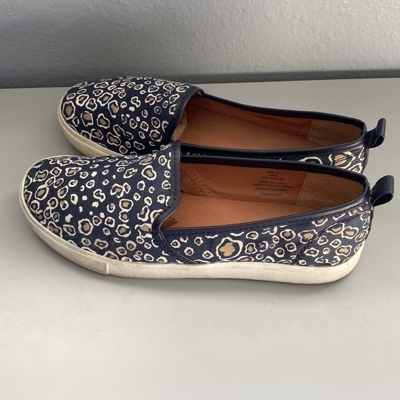 Blue animal print slip on sneakers size 6 - Picture 5 of 8